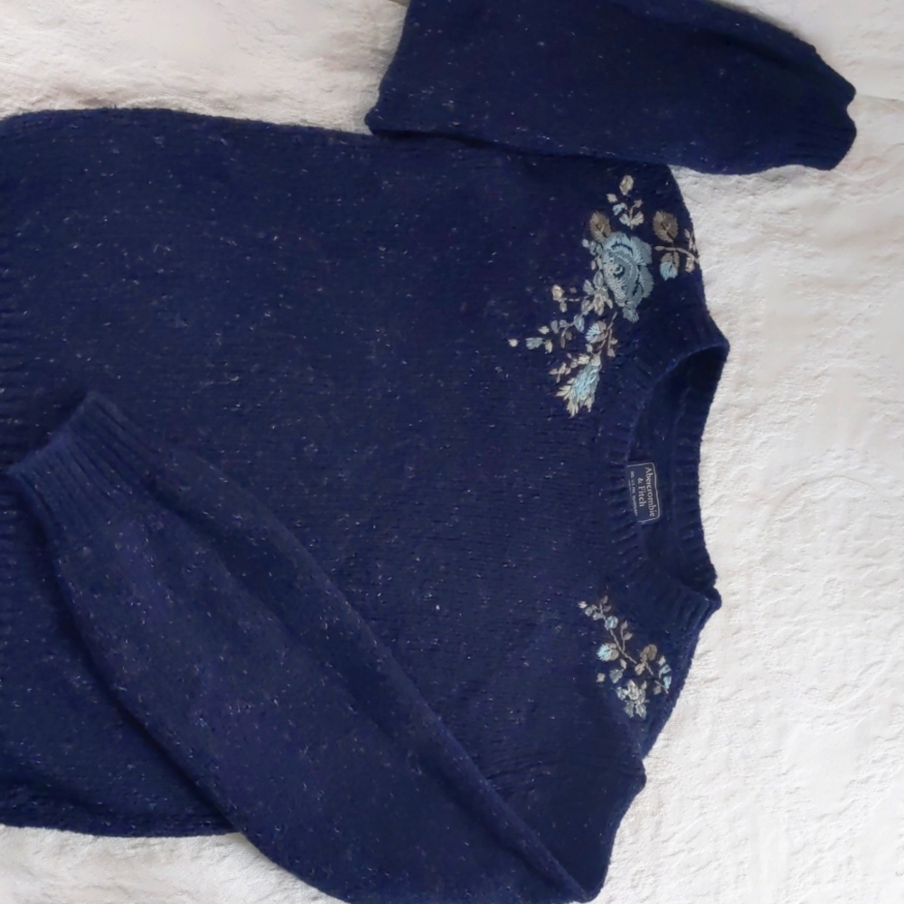 Abercrombie & Fitch embroidered blue rose navy knit sweater